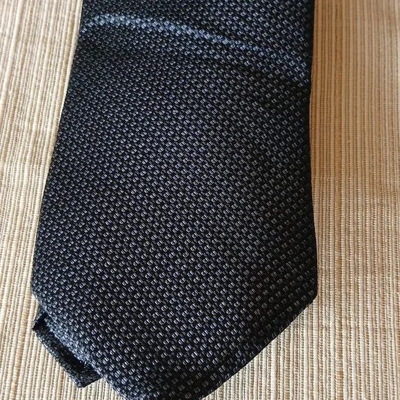 Calvin Klein 100% Silk Premium Classic Black Textured Tie - Picture 4 of 4